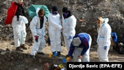 Serbi: Ekspertë të forenzikës nga Kosova, Serbia dhe Bashkimi Evropian duke gërmuar në varrezën masive në Kizhevak të Serbisë, (4 dhjetor 2020). 