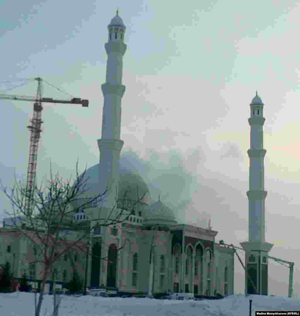 Kazakhstan – fire at Hazret Sultan mosque. Astana,15Jun2012