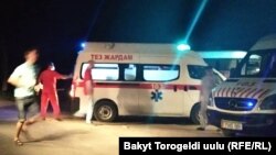 Алмазбек Атамбаевдин Кой-Таштагы үйүнүн алдында турган «Тез жардам» кызматынын автоунаалары. 