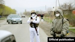 Бишкекке кире бериштеги блокпост. 26-март, 2020-жыл. Иллюстрациялык сүрөт.