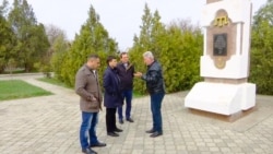 Депутат Госдумы России Руслан Бальбек (второй слева) на встрече с жителями Раздольненского района, 27 марта 2020 года