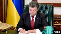 Президент Украины Петр Порошенко подписывает закон "Об очищении власти", Киев, 9 октября 2014 года