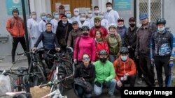 В Кыргызстане волонтеры помогали медикам, малоимущим, а также с обеспечением и доставкой питания, лекарств, медпрепаратов. 
