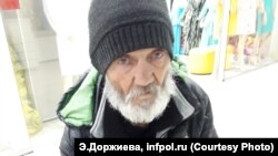 Пожилой уланудэнец уже год живет в переходе и ночует в подъездах