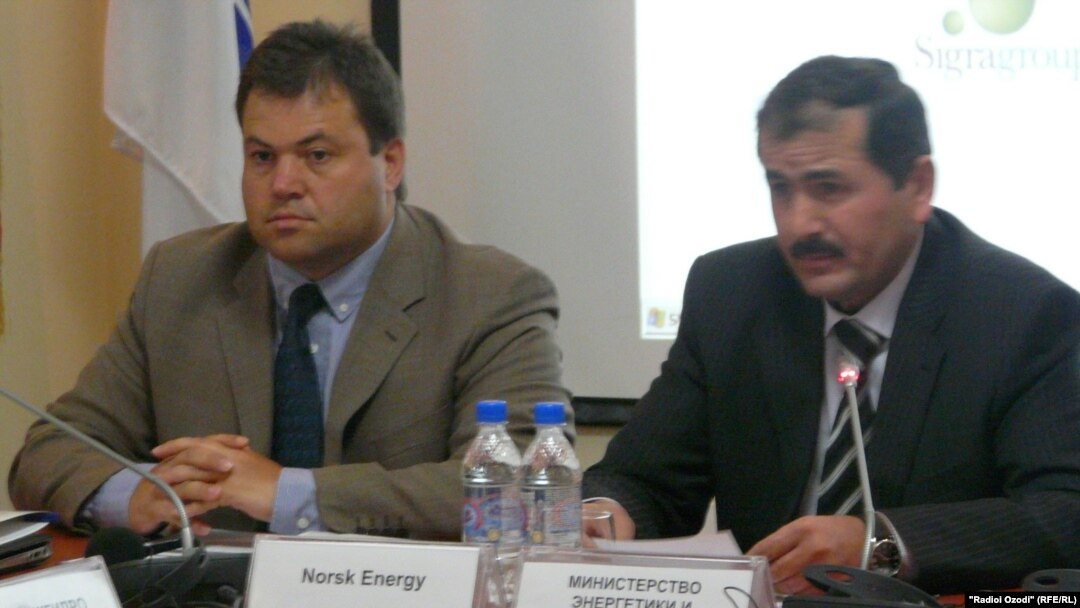 Нурмуҳаммад Холназаров (аз рост) дар нишасти Душанбе