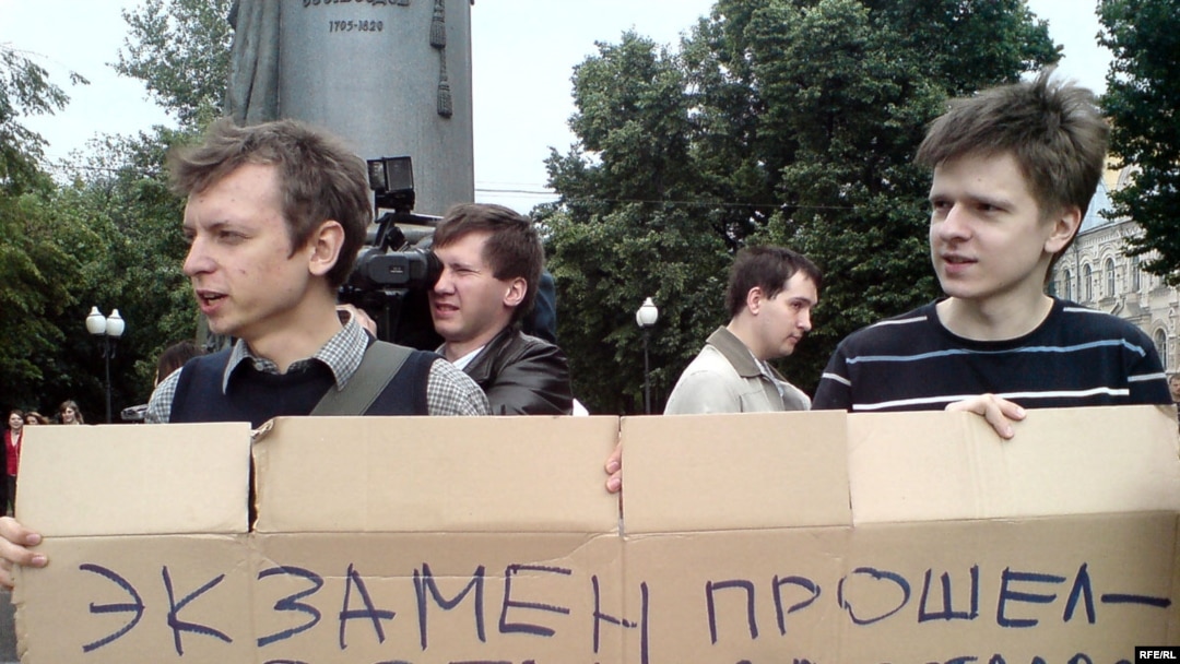 Выпускники могут и не догадываться, что их протесты нужны их учителям