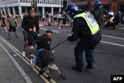 Poliția nu a ezitat să asmuțească câinii asupra protestatarilor de dreapta. Bristol, 3 august.