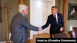 ჩეხეთის პრეზიდენტი პეტრ პაველი (მარცხნივ) და მოძრაობა ANO-ს ლიდერი ანდრეი ბაბიში. პრაღა, 12 ნოემბერი, 2025.