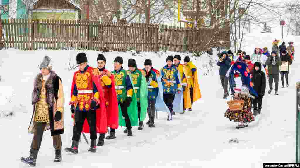 Malanca, în dimineața de 13 ianuarie 2026, pe o stradă din Lipnic, raionul Ocnița: o ceată de bărbați în costume viu colorate, mergând cu uratul în ajunul Anului Nou pe stil vechi.