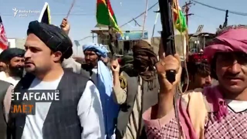 Civilët afganë rrokin armët pas ofensivës së talibanëve