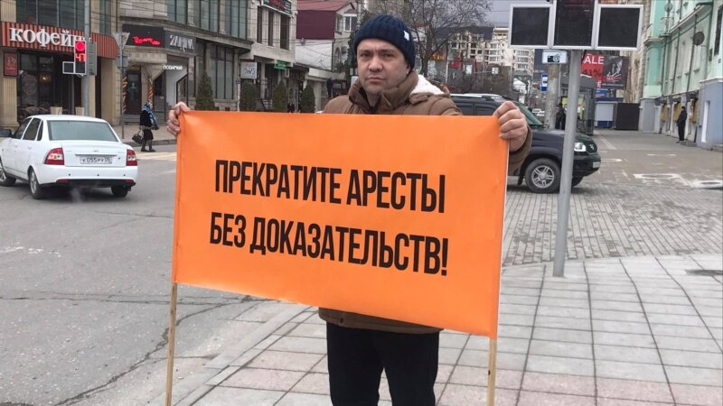 В Махачкале прошла акция в поддержку журналиста Абдулмумина Гаджиева