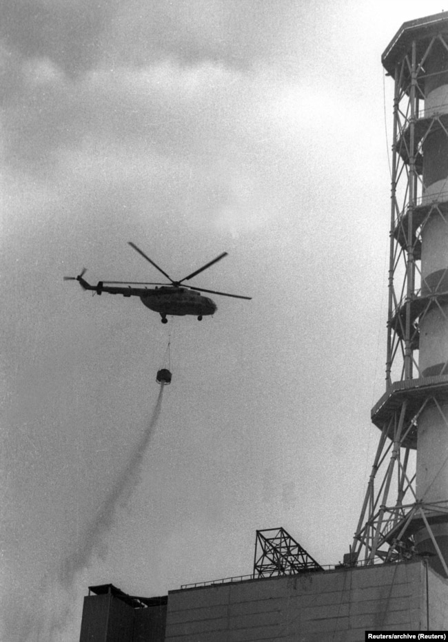 Ликвидаторы аварии на вертолете