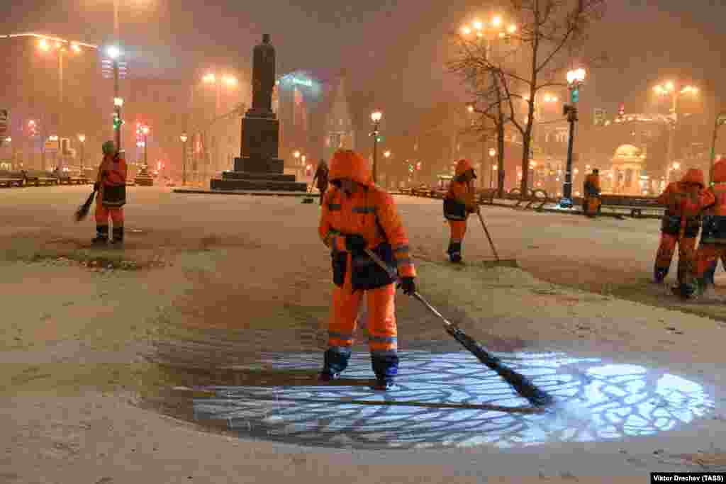 Жұмысшылар Тверь бульварында қар күреп жатыр. Мәскеу, 27 қараша 2018 жыл