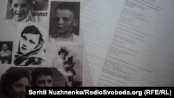 Рая Азарова 27 вересня 1941 року подарувала своє фото подрузі з підписом. Перші розстріли в Бабиному Яру розпочалися 29 вересня. Подальша доля дівчини не відома