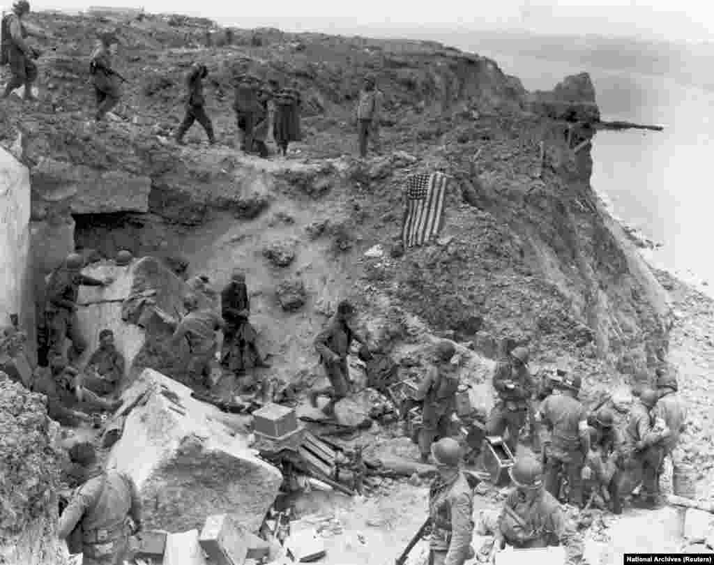 Un steag american pe un buncăr distrus, la două zile după capturarea plajelor de către armata SUA la Pointe du Hoc, pe 8 iunie 1944