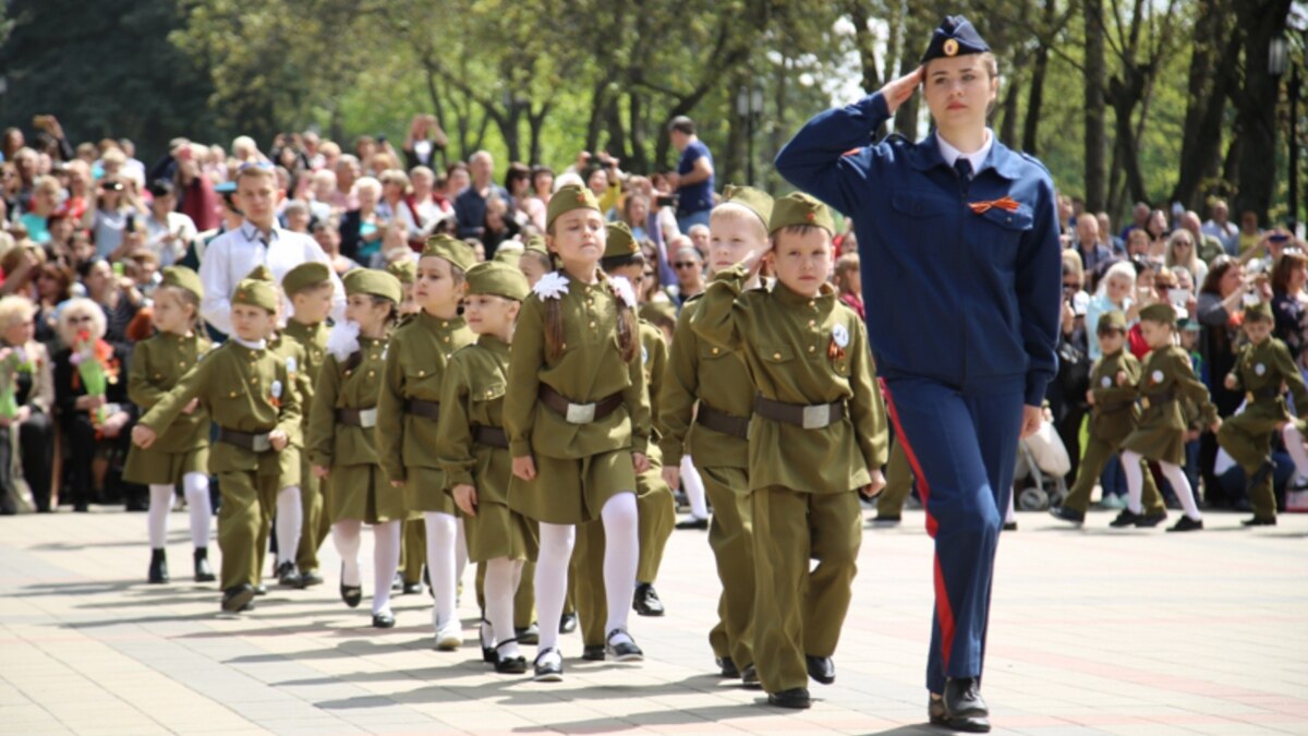 Школа солдат. Парад дошкольных войск Пятигорск. Пятигорск парад дошкольников. Дети на параде. Дети в военной форме.