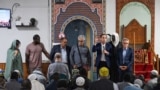 پاتریس بسا، شهردار مونتروی، با نمازگزاران مسجد «اصلاح» گفت‌وگو می‌کند؛ ساعاتی پس از آن‌که سر خوک در ورودی این مسجد رها شد –۱۸ شهریور ۲۰۲۴، سن-سن-دنی، حومه پاریس