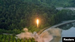 Запуск северокорейской баллистической ракеты. Иллюстративное фото.