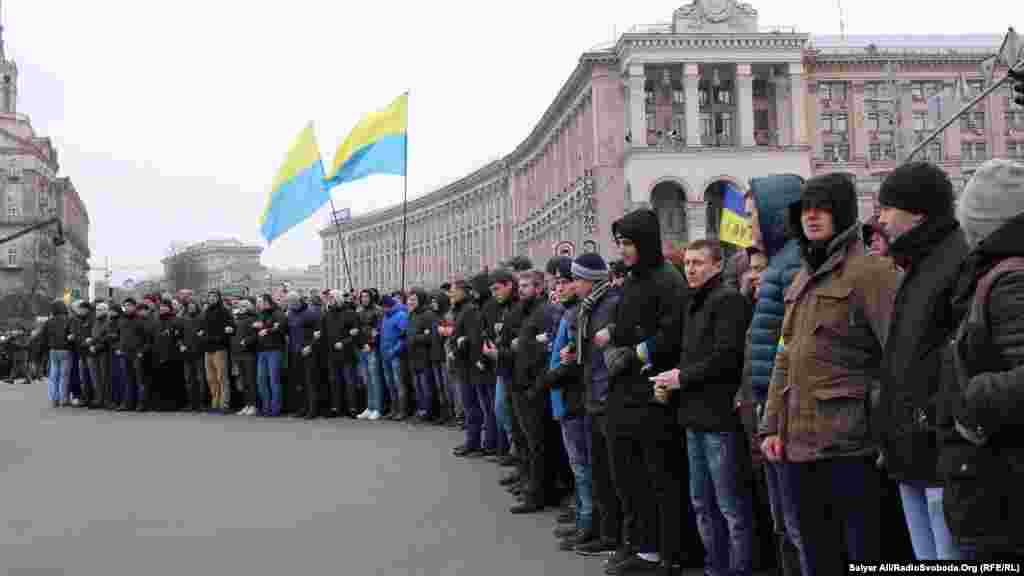 "Ар-намыс шеруіне" қатысушылар Киевтің Тәуелсіздік алаңы - Майданда тұр.