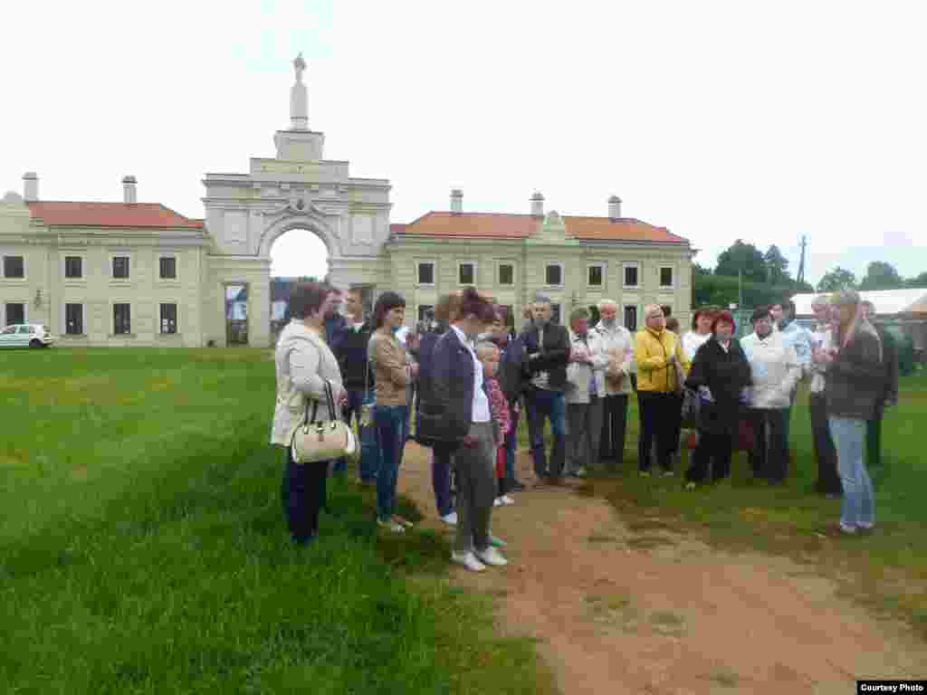Экскурсія ў палацы Сапегаў у Ружанах 