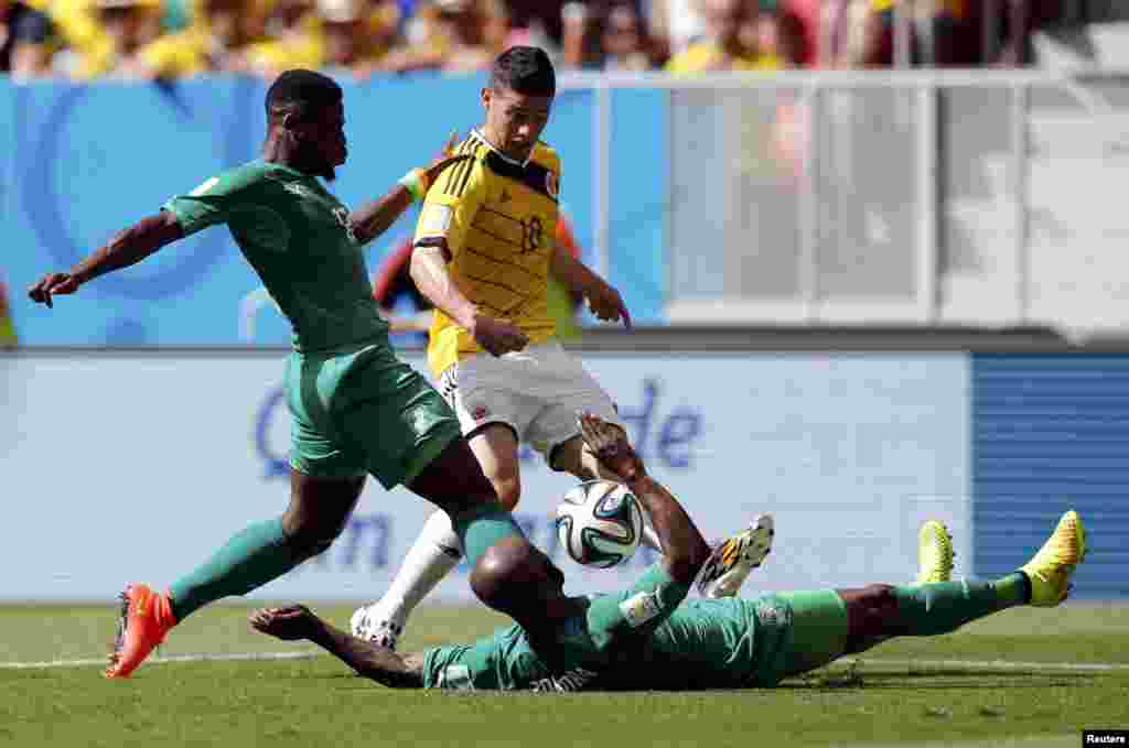 James Rodriguez kot-d&#39;ivuarlı Serge Aurier (solda) və Didier Zokora-ya qarşı.