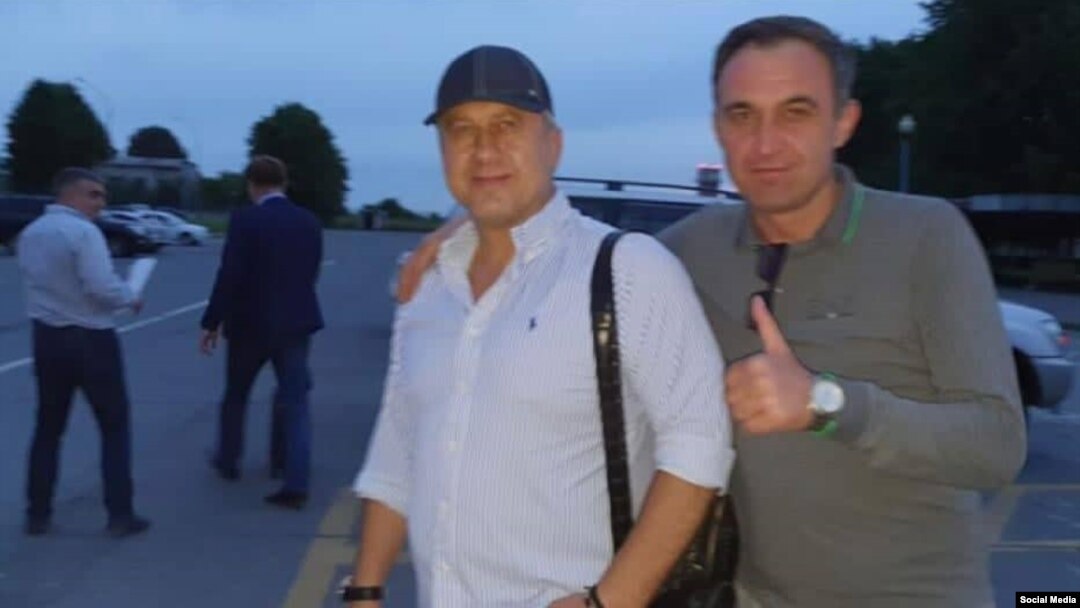 На фото еще две удаляющиеся от Кокоева и Тедеева мужские фигуры. В одной из них без труда угадывается руководитель Управления Кремля по приграничному сотрудничеству Алексей Филатов