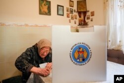 Feodora, o femeie în vârstă de 92 de ani, votează într-o urnă mobilă în satul Durlesti.