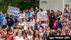 Хиляди жители на Хабаровск протестират от петък за освобождаването на губернатора Сергей Фургал и за оставката на президента Владимир Путин