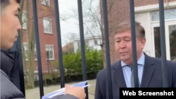 Қазақстанның Нидерландыдағы елшілігі алдындағы акция кезінде елшілік өкіліне талап хат тапсырып тұрған белсенділер. Гаага, 1 желтоқсан 2025 жыл. Скриншот