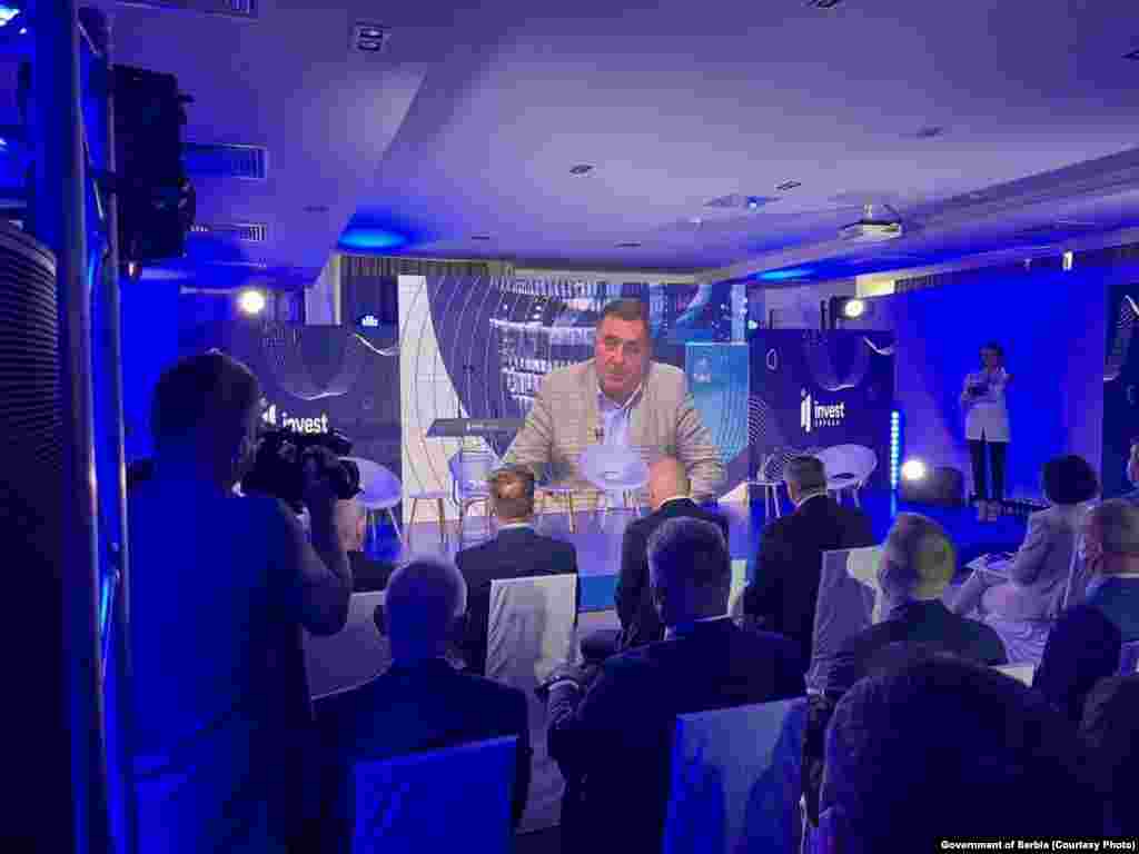 БИХ - Одлуката со која Валентин Инцко, високиот претставник во БиХ во заминување, наметна измени и дополнувања на Кривичниот законик на БиХ со кои се забранува и казнува негирањето на геноцидот и величање на воени злосторници, покажува дека тој е типичен србомразец и веднаш велам дека Република Српска тоа го отфрла, рече Милорад Додик, член на Претседателството на БиХ на прес-конференција во Бања Лука.