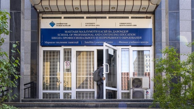 Аввал ҳамкорӣ, баъд ихроҷ? Вазъи созмонҳои шабакаи Оқохон дар Тоҷикистон