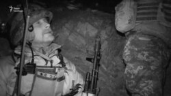 Українські вояки на спостережних позиціях у бліндажі під Попасною