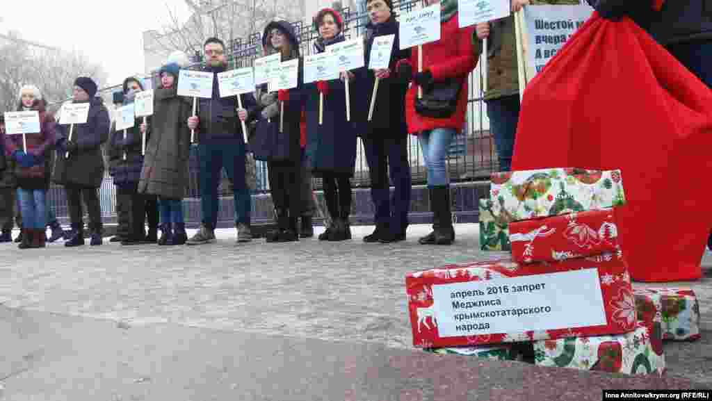 Акция в поддержку пропавших в Крыму под посольством России в Киеве, 23 декабря 2016 года