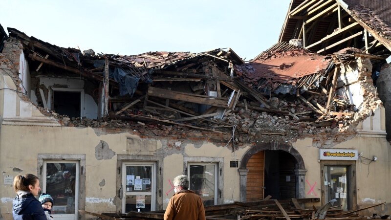 Опасност од уривање на зградите во Петриња 