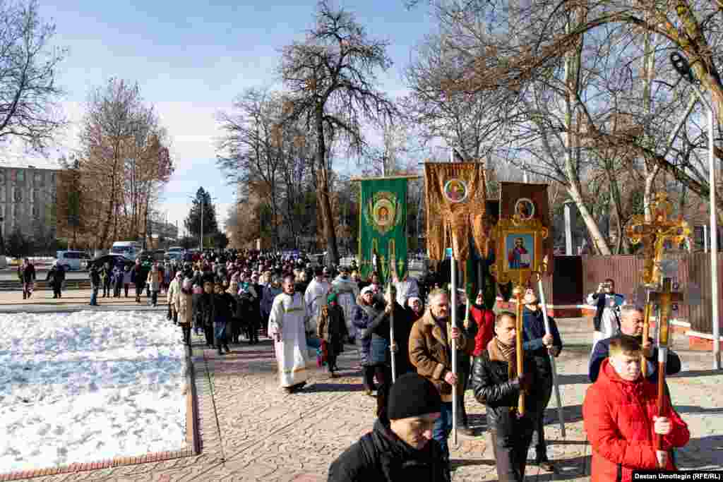 Түшкө жакын чогулган эл жүрүшкө даярданып, крест кармаган чиркөө кызматкерлеринин артына тизилип Ак-Буураны карай жол тартышты.