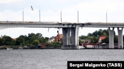 Пошкоджений раніше ударами ЗСУ і непридатний до використання автотранспортом Антонівський автомобільний міст через річку Дніпро, який з’єднує місто Херсон із лівобережжям, 13 вересня 2022 року