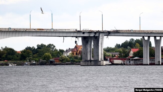 Біля Антонівки проходив автомобільний міст, який поєднує лівобережну й правобережну Херсонщину. Окупанти його підірвали, коли відходили на лівий берег