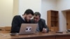 Леонид Волков и его адвокат Владимир Бандура в суде
