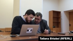 Леонид Волков и его адвокат Владимир Бандура в суде