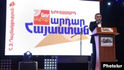 Armenia - Armen Rustamian, a leader of the Armenian Revolutionary Federation, speaks at an election campaign rally in Yerevan, 30Mar2017.