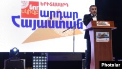 Armenia - Armen Rustamian, a leader of the Armenian Revolutionary Federation, speaks at an election campaign rally in Yerevan, 30Mar2017.