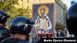 Demonstrantkinja sa ikonom Sv. Save na protestima protiv Povorke ponosa, Beograd, 15. septembar 2019.