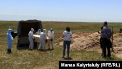 Похороны на кладбище для жертв коронавируса. Алматинская область, неподалеку от села Караой. 25 мая 2020 года.