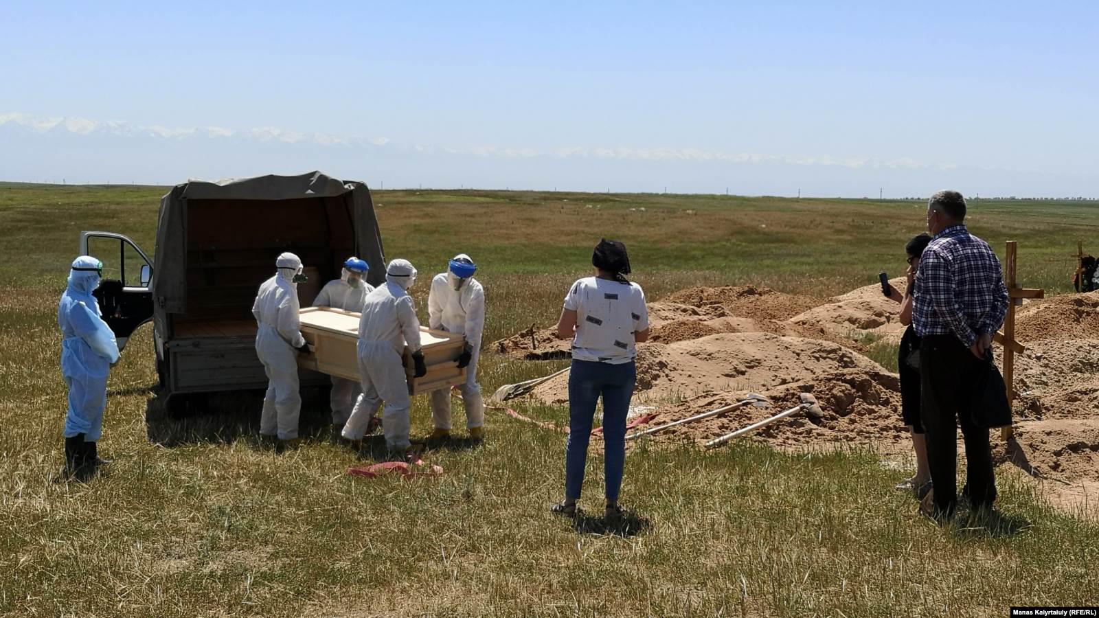 Похороны на кладбище для жертв коронавируса. Алматинская область, неподалеку от села Караой. 25 мая 2020 года.
