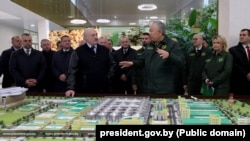Дырэктар БНБК Данііл Урыцкі апавядае Аляксандру Лукашэнку пра карпарацыю 22 лістапада 2022 году