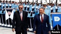 Президент Турции Реджеп Тайип Эрдоган (слева) принимает своего казахстанского коллегу в президентском дворце во время визита Нурсултана Назарбаева в Турцию. Анкара, 5 августа 2016 года.