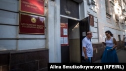 Ільмі Умеров і його донька Айше під будівлею суду в Сімферополі