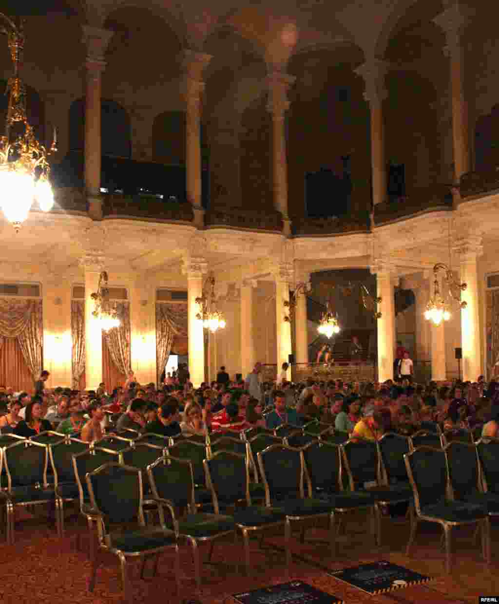 Spectacolul poate să înceapă...