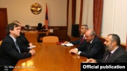 Nagorno-Karabakh - Andrew Schofer (L), the U.S. co-chair of the OSCE Minsk Group, meets with Bako Sahakian, the Karabakh president, in Stepanakert, 4Oct2017.