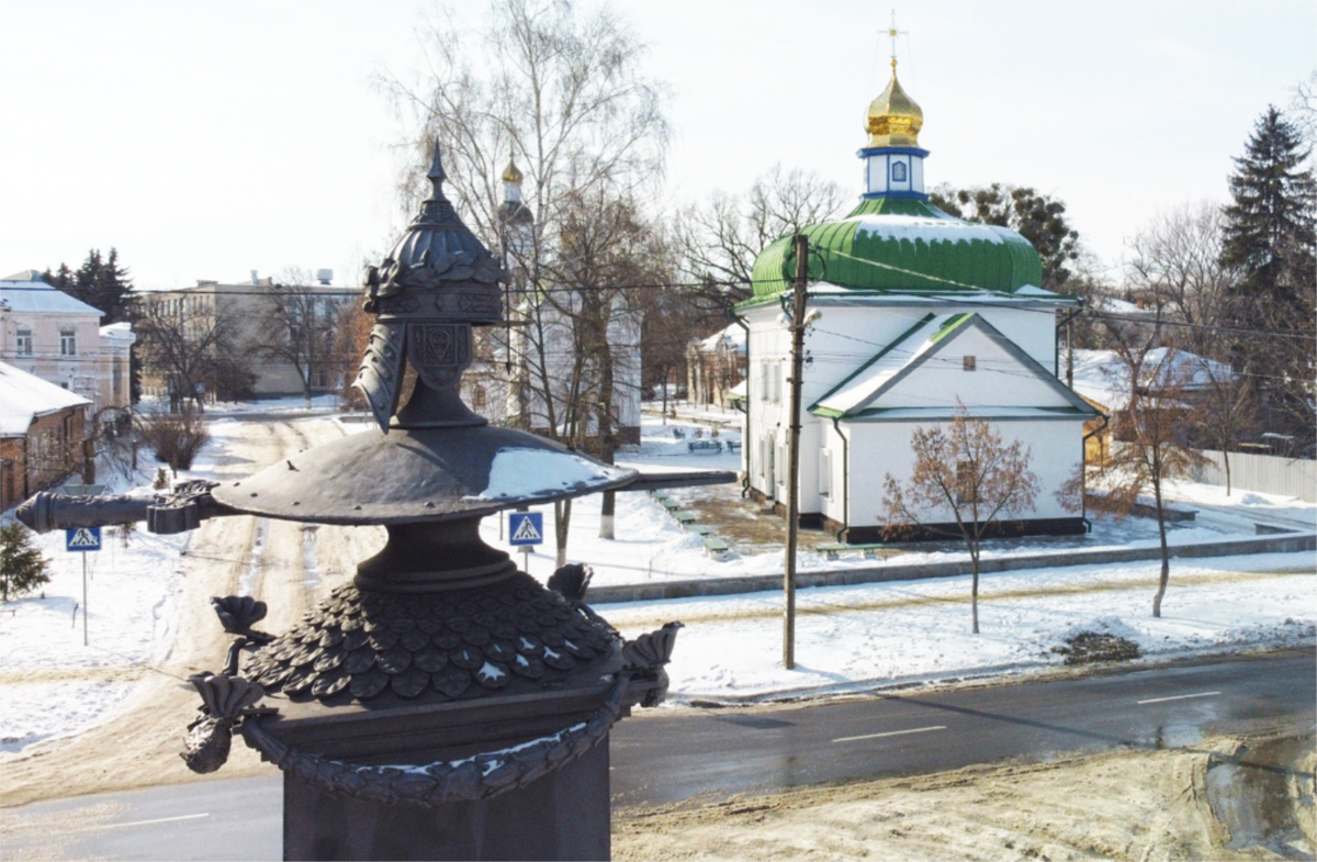 Монумент на місці відпочинку Петра І в Полтаві біля Спаської церкви